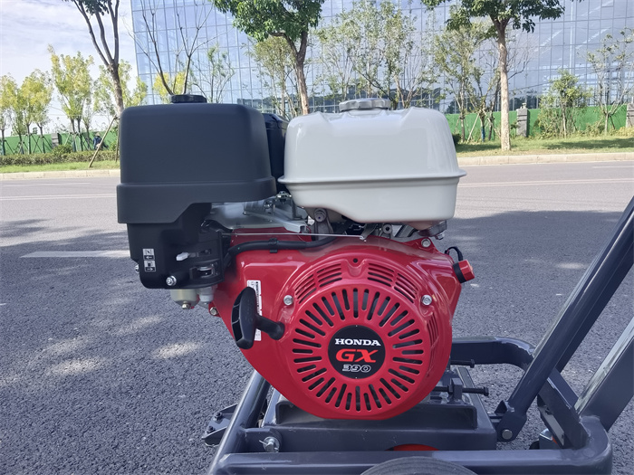 發(fā)動機(jī)3.jpg 發(fā)動機(jī)3.jpg